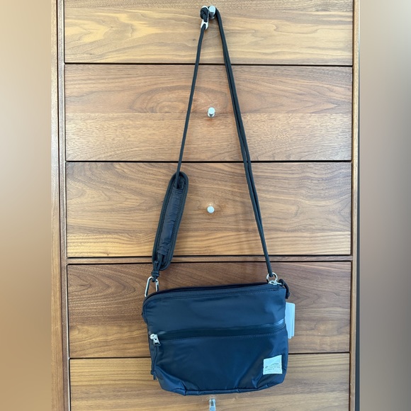 LULULEMON PATCH LOGO BLACK CROSSBODY BAG - Picture 6 of 8